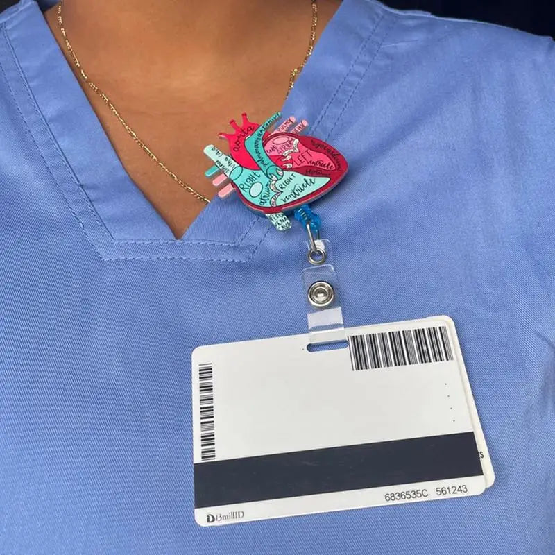Porta tarjeta / gafete de corazón. Hecho artesanalmente ideal para lucir tu identificación el hospital.