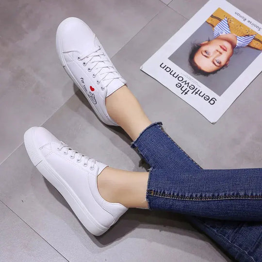Zapatillas De correr transpirables blancas a la moda para Mujer, nuevas zapatillas informales con cordones y flores bordadas para primavera y otoño MedSurgery Store For Digital Health